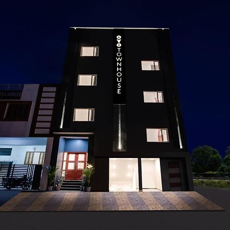 Townhouse The Awadh Airport Near Chaudhary Charan Singh International Airport Hotel Bijnaur Bagian luar foto