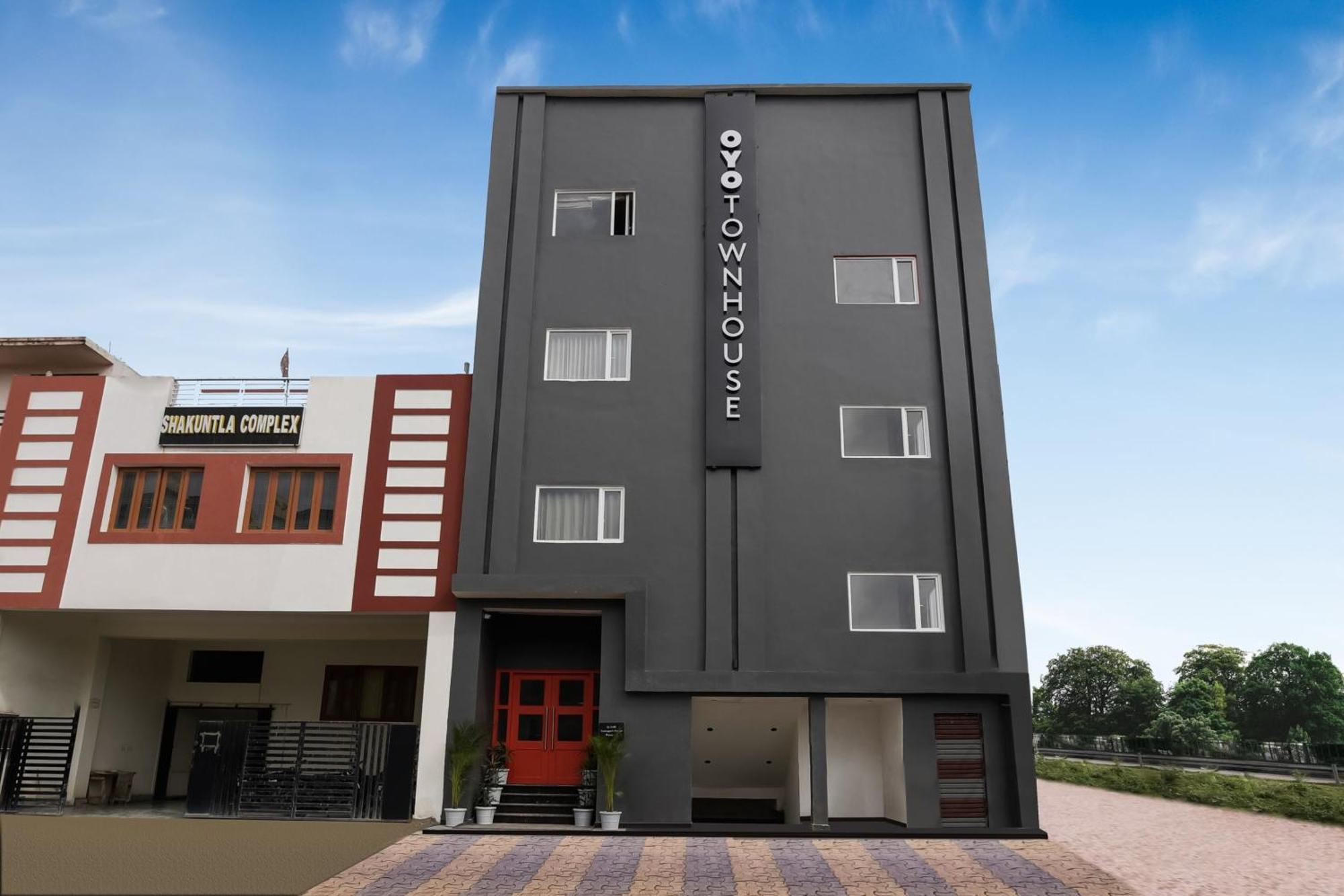 Townhouse The Awadh Airport Near Chaudhary Charan Singh International Airport Hotel Bijnaur Bagian luar foto