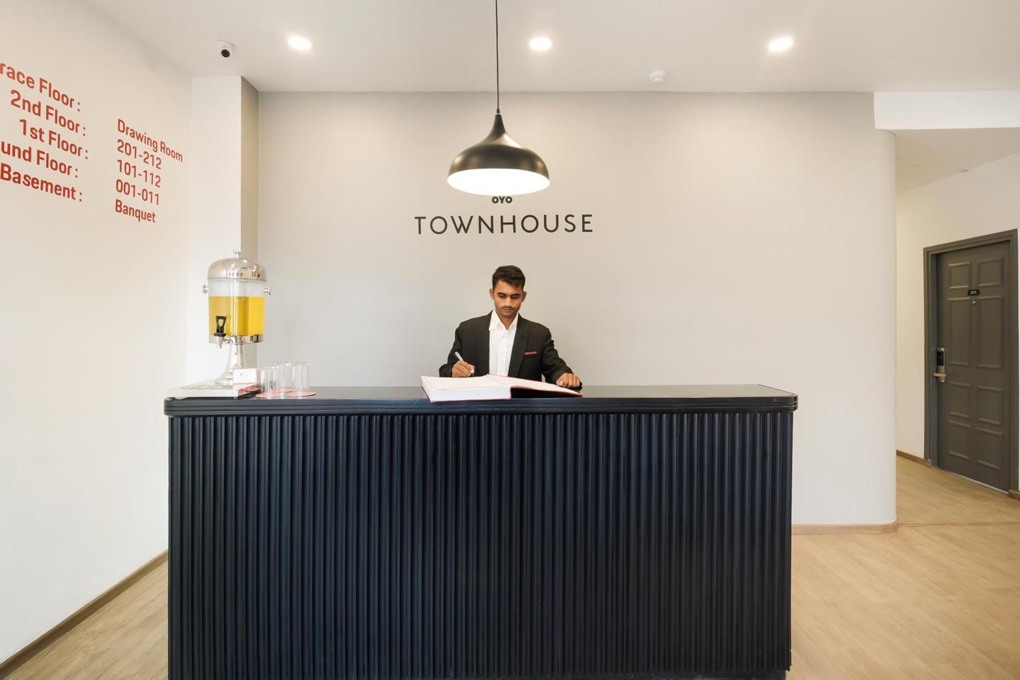 Townhouse The Awadh Airport Near Chaudhary Charan Singh International Airport Hotel Bijnaur Bagian luar foto